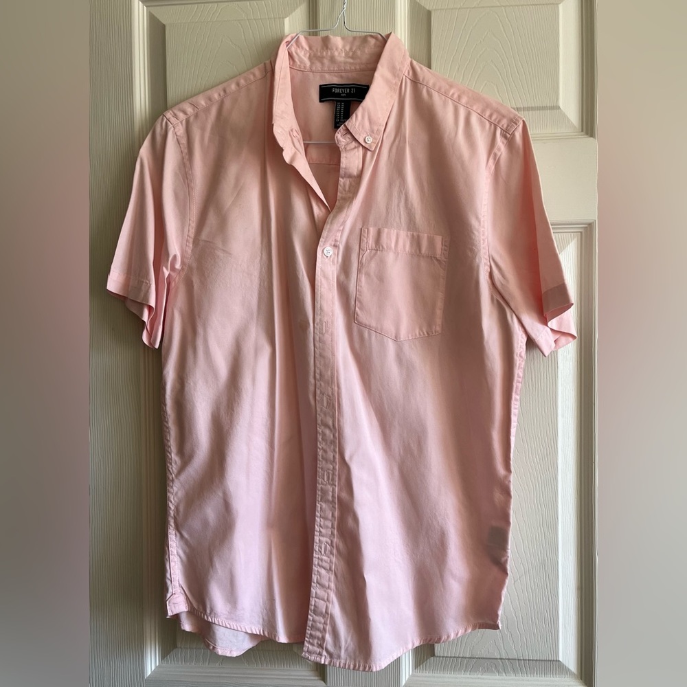 Men’s Forever 21 Short Sleeve Dress Shirt. Size Medium Color Pink